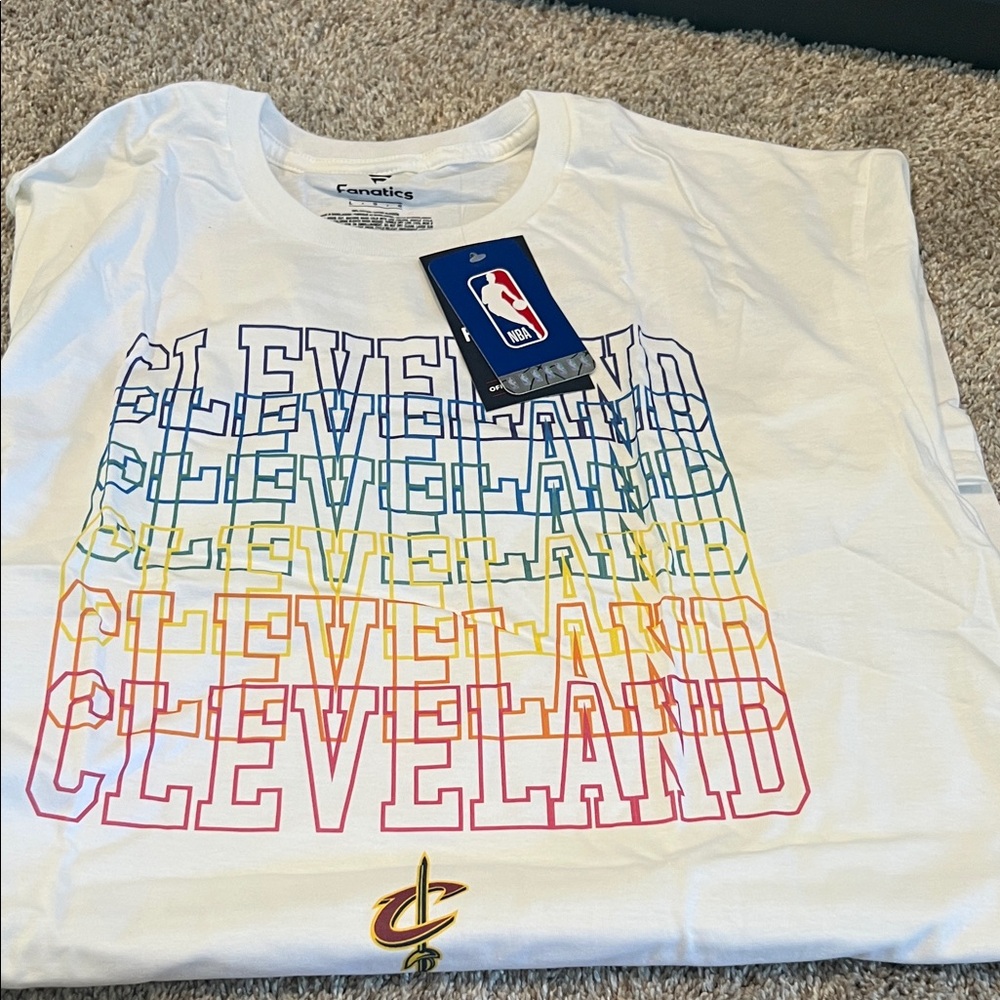NWT SIZE LARGE MENS Fanatics White Cleveland cavaliers Graphic Tee